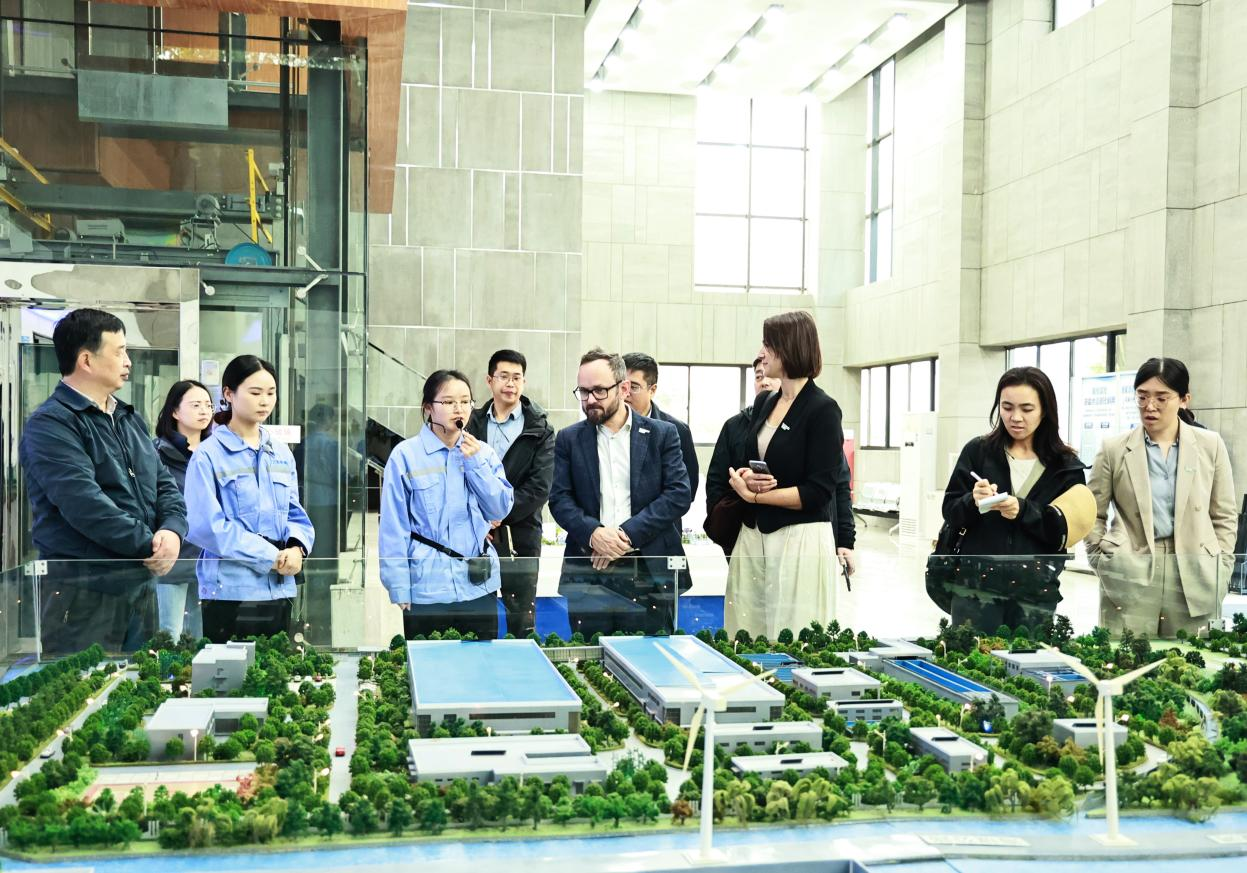 <b>Sam Kimmins Visited Fenghai Company</b>